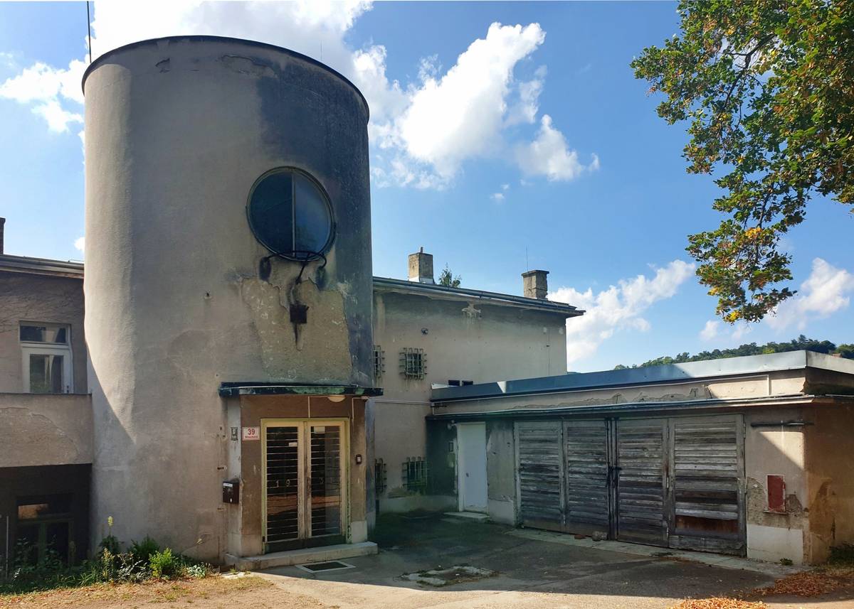 Dvůr a schodišťová věž.