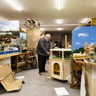 Vítejte v dílně betlemářů v Muzeu českých Vánoc v Ořechu u Prahy. Právě tady vzniká pod rukama zkušených řezbářů pod vedením Vladimíra Glasera nejvyšší betlémská věž v České republice.