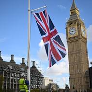 Hodiny se kontrolují a natahují třikrát týdně.