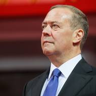 „Přijel jsem na oslavy 80. výročí založení Korejské strany práce. Čas běží. Přátelé drží při sobě. Nepřátelé jsou napjatí,“ napsal Medveděv na ruské sociální síti Max.