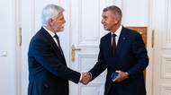 Prezident dorazil pěšky na jednání vlády. Chce řešit svou účast na summitu NATO