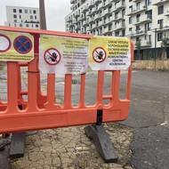 Pokud se vydají nejpřímější cestou, narazí po chvilí na zákaz a varování, že se ocitli na staveništi.