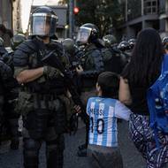 Ne všichni starší Argentinci jsou proti vládní politice. Někteří si v průběhu let naspořili a schovávají své úspory pod matracemi a v trezorech. Jiní si myslí, že Milei, který je u moci od prosince 2023, by měl dostat více času.