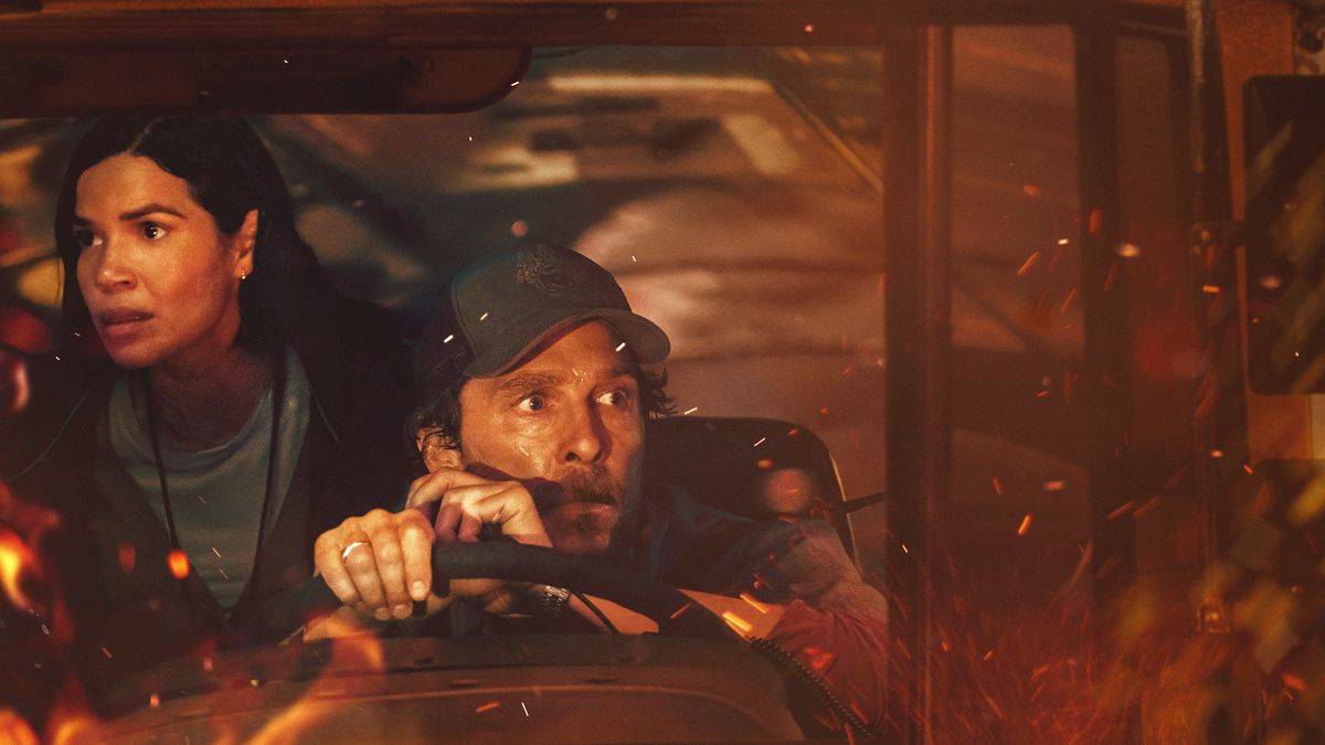 マコノヒーはスクールバスの運転手を演じています。映画はカリフォルニアの山火事を映す