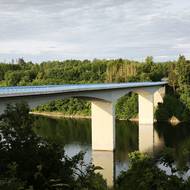 Most přes vodní nádrž Švihov u Dolních Kralovic.