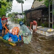 „Za celý svůj život, co tu bydlím, jsem něco takového nikdy nezažila,“ popisovala z balkonu svého dvoupodlažního domu kam utekla před vysokou vodou v přízemí.