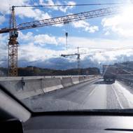 První drobné zdržení nastane asi po dvaceti kilometrech. Tam se po letech zanedbávání opravuje most přes údolí potoka Šmejkalka.