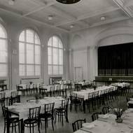 Společenský sál Správní budovy Schichtových závodů.