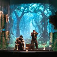 Na snímku z inscenace Arabely, kterou tuto sobotu uvede Klicperovo divadlo, jsou Tomáš Kobr jako Rumburak a Filip Richtermoc v roli pana Majera.