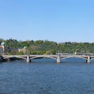 Pohled z Karlova mostu po proudu.