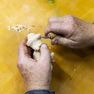 ...což může být například oproti kralickým figurkám (které se vyřezávají bez rukou) trochu komplikace. „Vyřezávat ruce zvlášť je dobré v tom, že je jentak nemůžete omylem uříznout,“ směje se Vladimír Glaser.