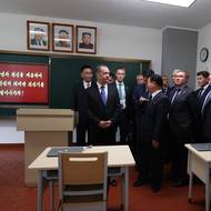 Dmitrij Medveděv na návštěvě Ústřední školy pro výcvik kádrů Severokorejské strany práce v Pchjongjangu.