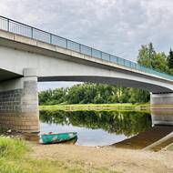 Most u Nové Pece v místech, kde se Vltava vlévá do vodní nádrže Lipno. 