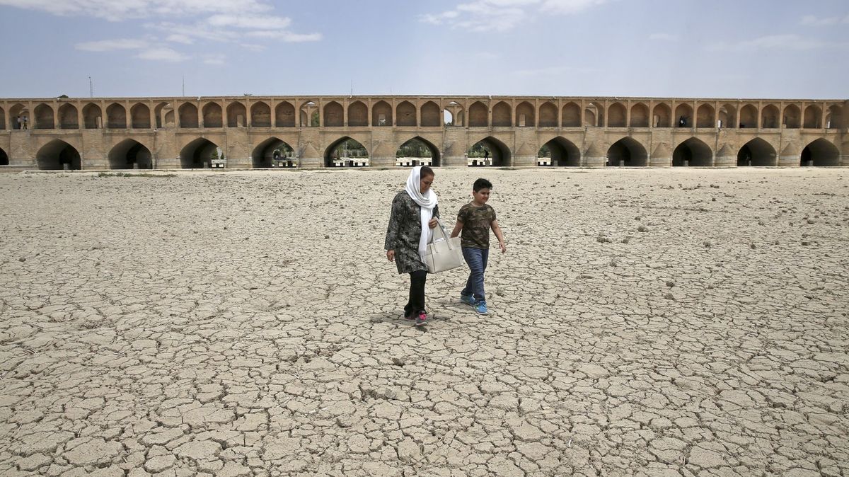 Sucho a propadající se zem. Írán drtí přehlížená hrozba