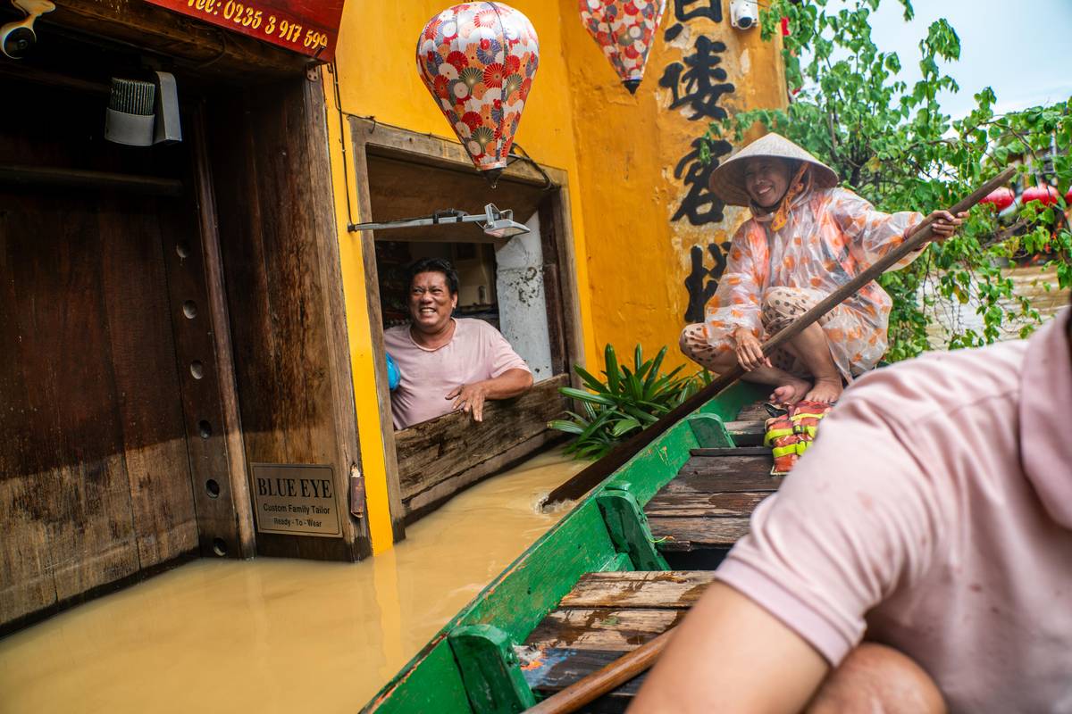 Od víkendu zasáhly pobřežní provincie Vietnamu silné deště, při nichž za 24 hodin spadlo rekordního 1,7 metru srážek. Povodně zasáhly také starobylé město Hoi An, které je zapsané na seznamu světového dědictví UNESCO. (30. října)