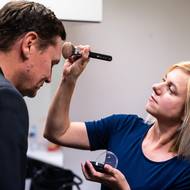 Přípravy v šatně: Lucie pudruje Václava.