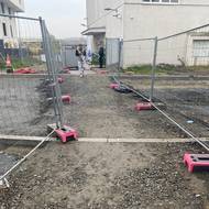 Před vchodem do KACPU na žadatele čeká tento koridor přes rozkopanou cestu.