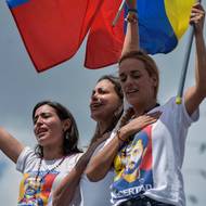 Říjen 2016. Machadová (uprostřed), manželka uvězněného opozičního lídra Leopolda Lópeze Lilian Tintoriová (vpravo) a starostka města San Cristóbal Patricia de Ceballosová se účastní demonstrace proti pozastavení referenda o odvolání prezidenta Nicoláse Madura. 