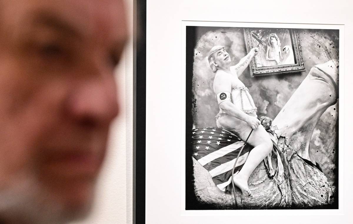 Vpravo je Witkinova fotografie z roku 2017 nazvaná Velký masturbátor a země, na které přijel.