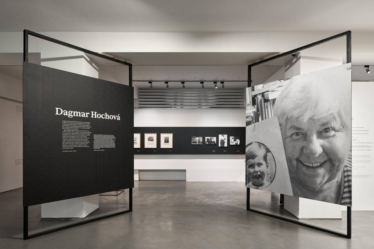 Snímek z výstavy děl Dagmar Hochové, která v pražském Domě fotografie potrvá do 4. ledna 2026.