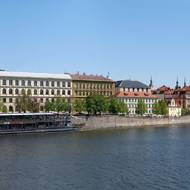 Pohled z Mánesova mostu proti proudu.