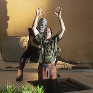 Na snímku z inscenace Demonstranti, kterou tento pátek uvede pražské Divadlo X10, jsou Hynek Chmelař a Jan Bárta.