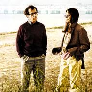 Neurotický komik Alvy Singer se zamiluje do venkovské dívky z amerického středozápadu, která touží stát se zpěvačkou. Jednoduchý příběh stojí v jádru hořké komedie Annie Hall.