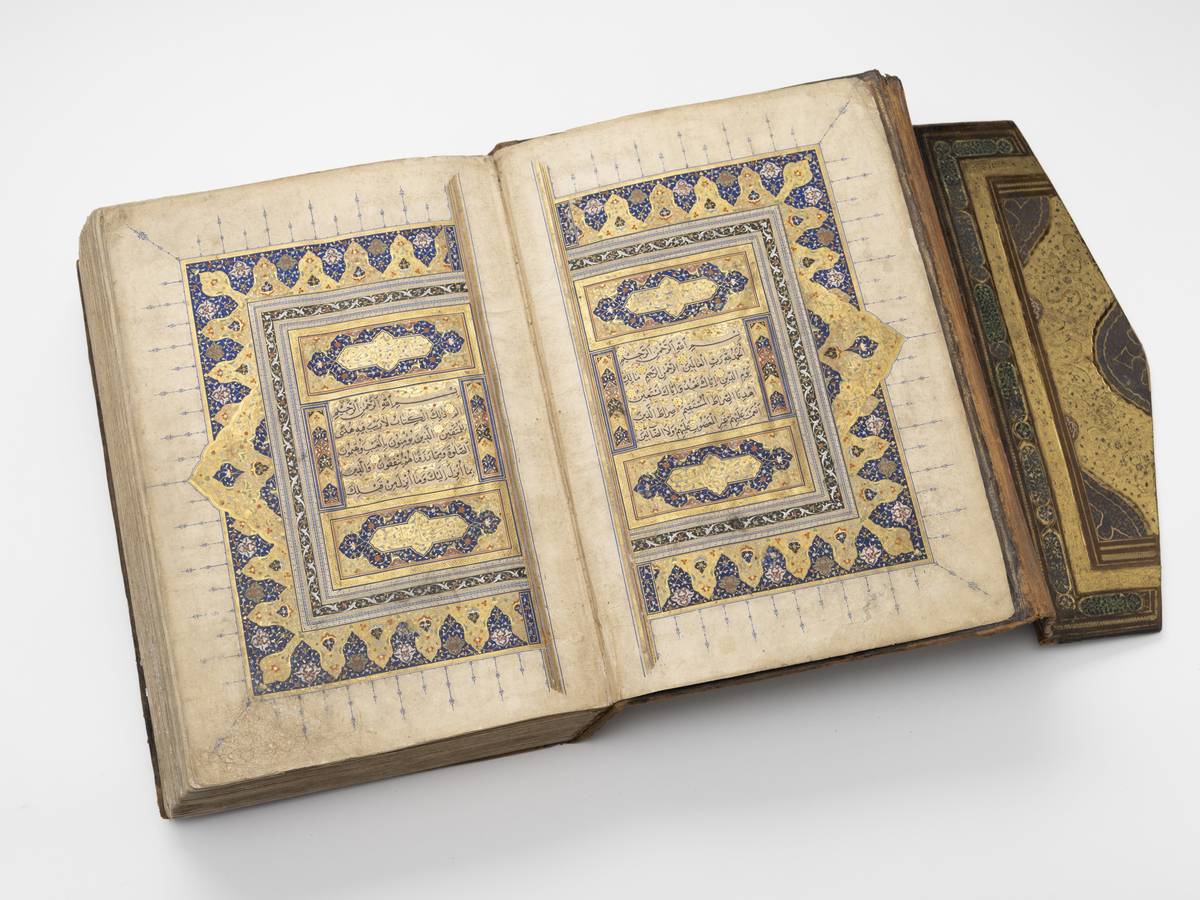 Rukopis Koránu, Írán, 1462, inkoust, barvy a zlato na papíře, tlačená kůže.