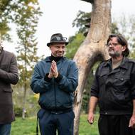 Umístit sochu na Štvanici se podařilo v rámci programu Umění pro město, za nímž stojí Galerie hlavního města Prahy. Na fotografii jsou zleva Jakub Skřejpek z Bohemian Heritage Fund, Krištof Kintera, Laco Sabo a ředitelka galerie Magdalena Juříková.