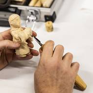 Základ je ale stejný, postavy vznikají z jednoho kusu dřeva…