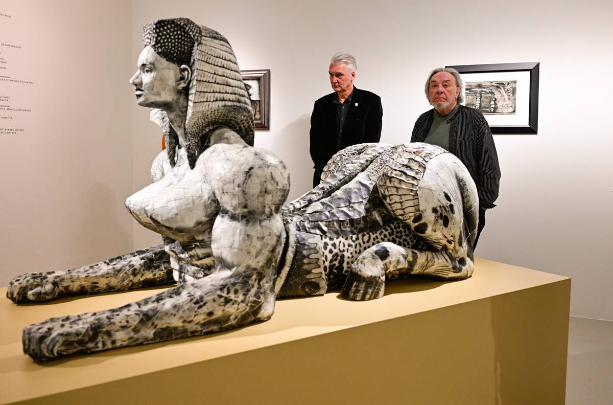 Návštěvníci výstavy Joela-Petera Witkina, která v pražském DOX potrvá do 5. dubna 2026, uvidí mimo jiné autorovu takzvanou fotosochu nazvanou Sfinga.