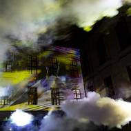 Dynamika mezi původní barokní a současnou digitální estetikou proměňuje nádvoří v prostor nabitý energií. Videoprojekce s výrazným zvukem se proplétá hustými vrstvami mlhy a vtahuje návštěvníky do světa, v němž postupně narůstá moc technologií a světel. Hudební doprovod vytvořil německý umělec Nikolai von Sallwitz.