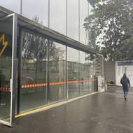 Cesta většiny žadatelů o dočasnou ochranu začíná od stanice metra Kolbenova.