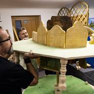 Nic nepasuje na první pokus. Betlemáři si změří, jak na sebe patra navazují, upraví jednotlivé nohy a zase celé patro vrátí zpátky…