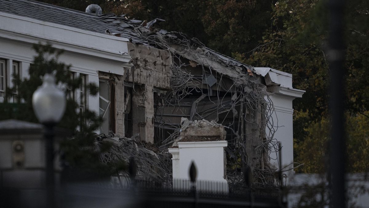 Satelitní snímky demolice: Celé východní křídlo Bílého domu je pryč