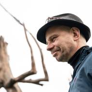 „Socha se zabývá elementárními principy, které nás neustále a nevyhnutelně obklopují. Vztah člověka a přírody, víra, nevíra, pokora, religióznost, pohanství, ekologie,“ uvedl s tím, že náznak figury vytvořil přeskládáním částí větví stromu.