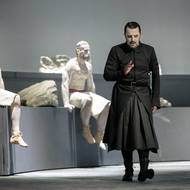 Jiří Brückler jako Midak a členové baletního souboru.