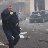 Dobrovolníci pomáhali hasičům evakuovat děti ze školky. 