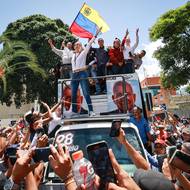 María Corina Machado zdraví své příznivce během protestu „Ganó Venezuela“ proti výsledkům loňských prezidentských voleb. Za vítěze byl oficiálně uznán Nicolás Maduro, podle opozice i Západu byly volby zmanipulované a ve skutečnosti vyhrál Edmundo González Urrutia. 