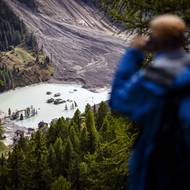 Některé budovy jsou od té doby pokryty metrovou vrstvou trosek, jiné se nacházejí pod hladinou jezera, které vzniklo, když množství půdy a kamení přehradilo řeku Lonza a ta nemohla odtékat.

(Vesnice Blatten vyfoceno čtyři měsíce od sesuvu, 1. října 2025.)