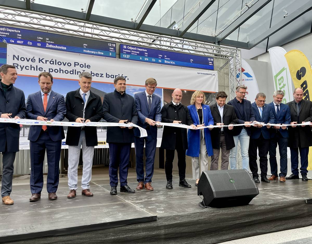 Slavnostní otevření nádražní budovy doprovázeli nejen ministři Martin Kupka a Petr Hladík, ale také zástupci Brna. 