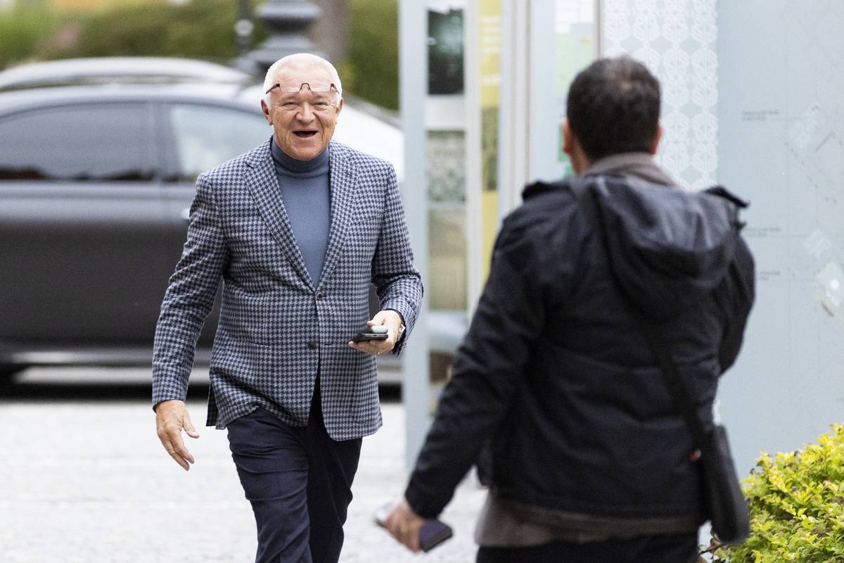 Jaroslav Faltýnek právě dorazil na vernisáž. Středeční akce tohoto regionálního umělce z Hané přinesla jeho setkání s lidmi, kteří se rádi vidí.