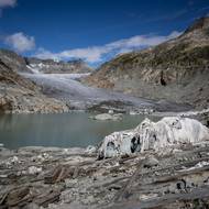 To způsobilo, že zásoby sněhu k začátku července roztály. Ledové masy tak podle vědců začaly tát dříve než kdykoli předtím.

(Ledovec Rhône, 12. září 2025.)