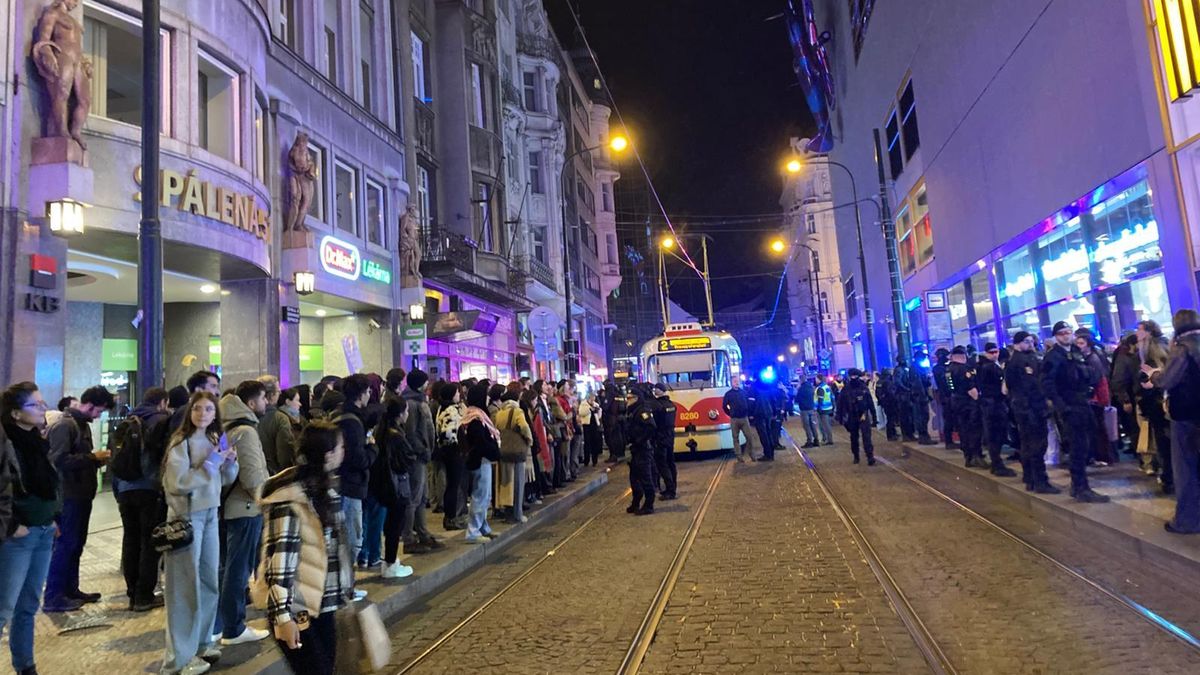 Propalestinští aktivisté zastavili tramvajovou dopravu v centru Prahy