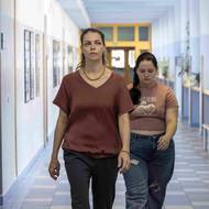 Eva Leimbergerová jako učitelka Bílková a Magdalena Marjánková.