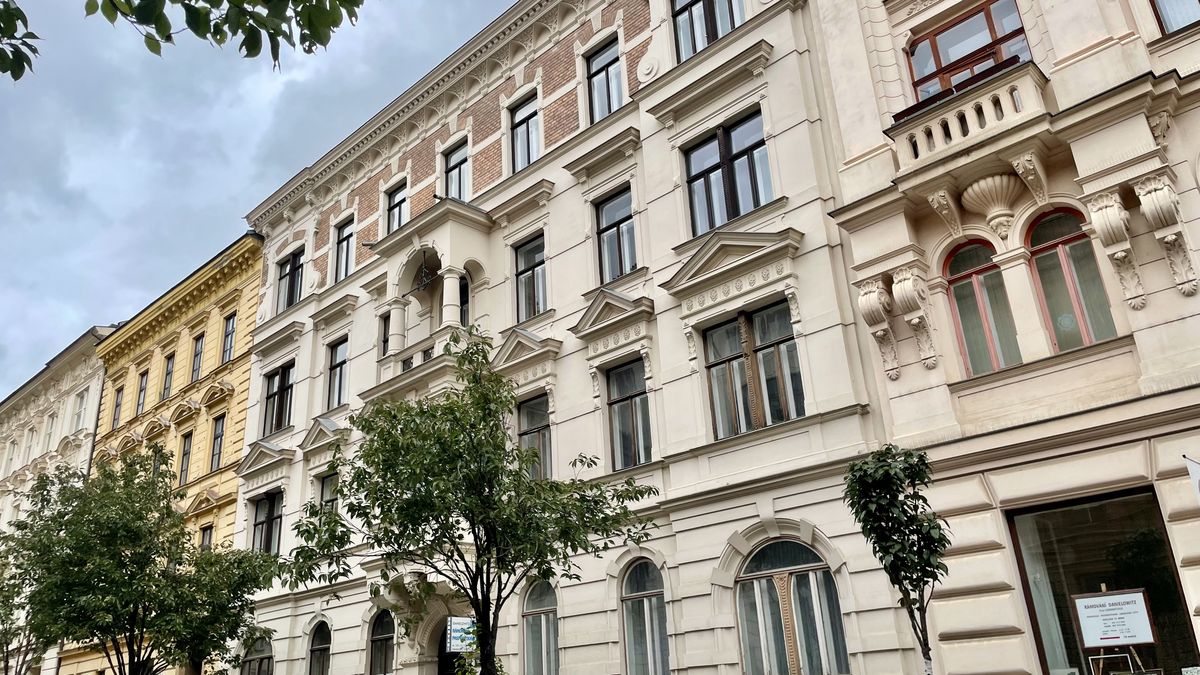 Místo bytu počítač. Obrali mě o miliony, viní nevlastní syn státní zástupkyni