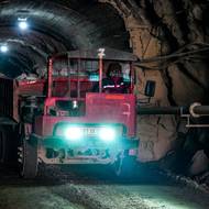 Horníci vrtají vzorkové otvory dlouhé 50 metrů, aby zkontrolovali přítomnost nerostů. „Za půl dne mohou vykopat 54metrový tunel pro těžbu,“ řekl vedoucí podzemního pracoviště Kholmakhmad Khakimzoda.