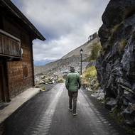 Návrh navíc umožňuje kabinetu použít více peněz na rekonstrukci vesnice, aniž by k tomu potřebovala souhlas parlamentu, informoval server švýcarského rozhlasu.

(Starosta obce Blatten Matthias Bellwald, 1. října ve vesnici Blatten.)