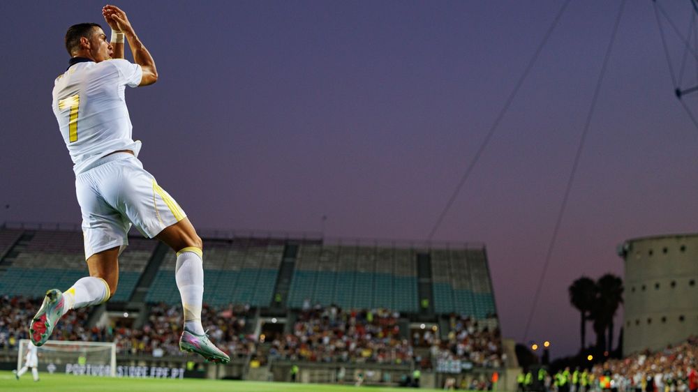 Ronaldo je první fotbalista, který si vykopal přes miliardu dolarů
