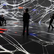 K hlavním lákadlům nové galerie patří instalace Everything istanbulského studia Nohlab, která propojuje vědecká data, filozofii a digitální vizualizace.